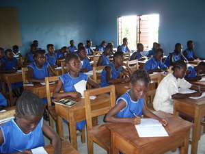 2006-SierraLeone-kidsinclassroom