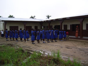 2006-SierraLeone-kidsinfrontofschoolhouse